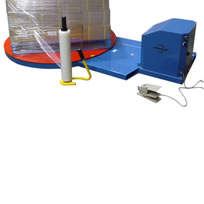 Electric turntable for wrapping pallets by hand